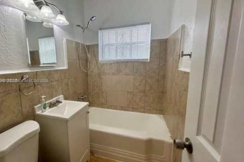 Propiedad comercial en venta en North Miami Beach, Florida, 131.27 m2 № 1991871 - foto 8