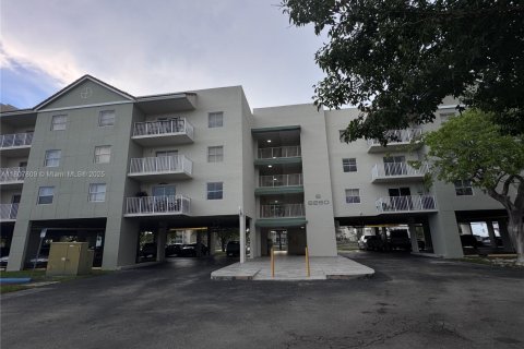 Condo in Cutler Bay, Florida, 2 bedrooms  № 1874405 - photo 1