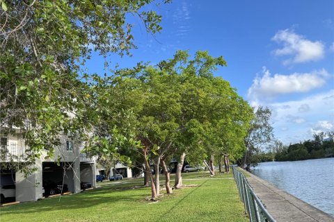 Condo in Cutler Bay, Florida, 2 bedrooms  № 1874405 - photo 11