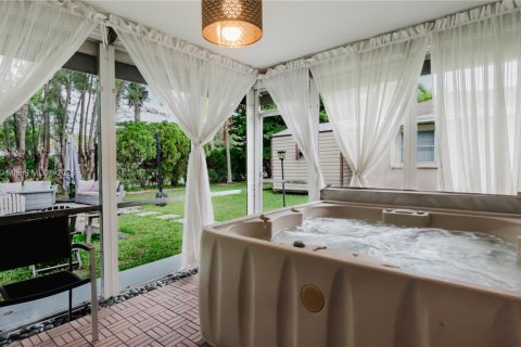 House in Tamarac, Florida 3 bedrooms, 135.17 sq.m. № 1941331 - photo 8