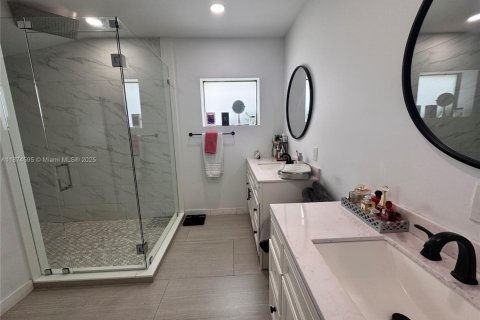 House in Miami, Florida 4 bedrooms, 209.68 sq.m. № 1895910 - photo 10