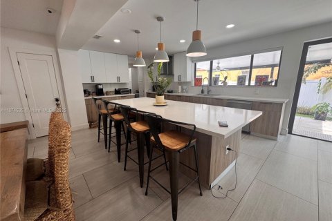 House in Miami, Florida 4 bedrooms, 209.68 sq.m. № 1895910 - photo 8
