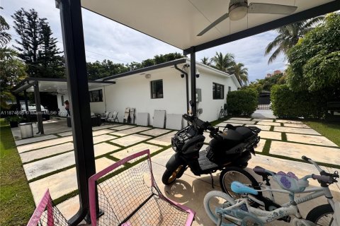 House in Miami, Florida 4 bedrooms, 209.68 sq.m. № 1895910 - photo 16