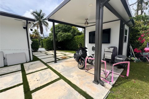 House in Miami, Florida 4 bedrooms, 209.68 sq.m. № 1895910 - photo 11