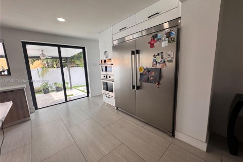House in Miami, Florida 4 bedrooms, 209.68 sq.m. № 1895910 - photo 5
