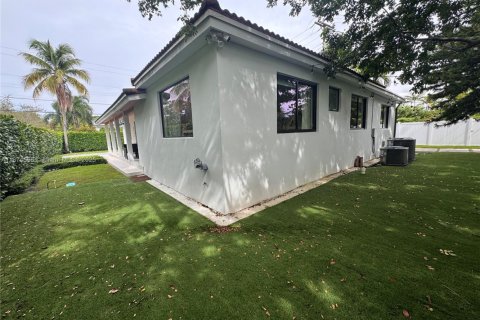 House in Miami, Florida 4 bedrooms, 209.68 sq.m. № 1895910 - photo 29
