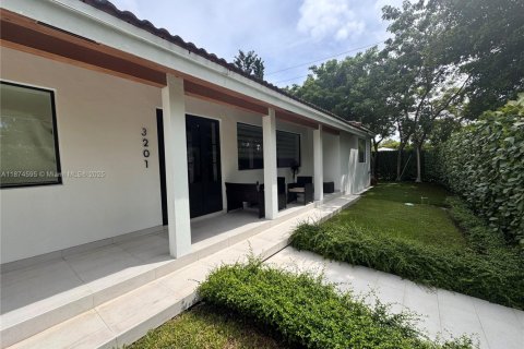 House in Miami, Florida 4 bedrooms, 209.68 sq.m. № 1895910 - photo 1