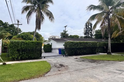 House in Miami, Florida 4 bedrooms, 209.68 sq.m. № 1895910 - photo 2