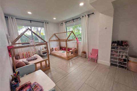 House in Miami, Florida 4 bedrooms, 209.68 sq.m. № 1895910 - photo 23