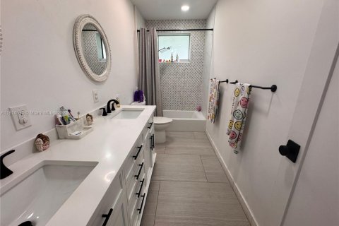 House in Miami, Florida 4 bedrooms, 209.68 sq.m. № 1895910 - photo 20