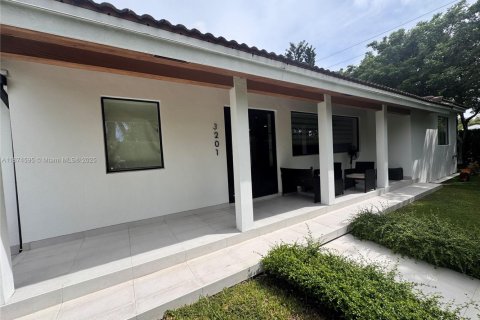 House in Miami, Florida 4 bedrooms, 209.68 sq.m. № 1895910 - photo 28