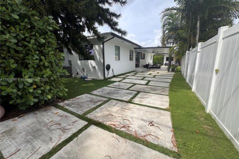 House in Miami, Florida 4 bedrooms, 209.68 sq.m. № 1895910 - photo 15