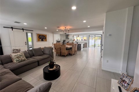 House in Miami, Florida 4 bedrooms, 209.68 sq.m. № 1895910 - photo 7