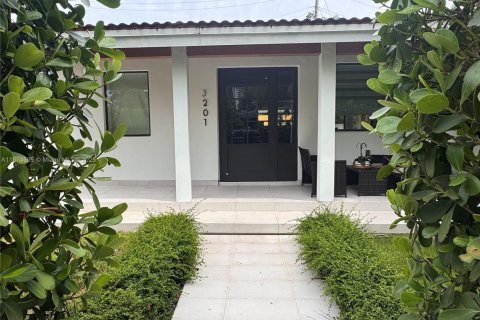 House in Miami, Florida 4 bedrooms, 209.68 sq.m. № 1895910 - photo 3