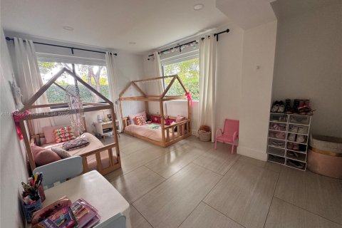 House in Miami, Florida 4 bedrooms, 209.68 sq.m. № 1895910 - photo 19