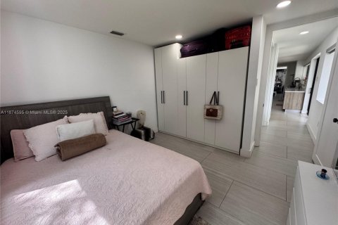 House in Miami, Florida 4 bedrooms, 209.68 sq.m. № 1895910 - photo 25