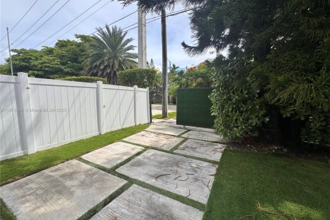 House in Miami, Florida 4 bedrooms, 209.68 sq.m. № 1895910 - photo 27