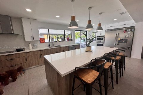 House in Miami, Florida 4 bedrooms, 209.68 sq.m. № 1895910 - photo 6
