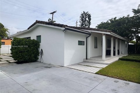 House in Miami, Florida 4 bedrooms, 209.68 sq.m. № 1895910 - photo 30