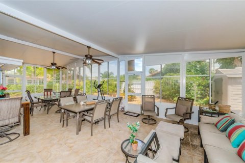 House in Saint Pete Beach, Florida 3 bedrooms, 150.32 sq.m. № 2391716 - photo 28