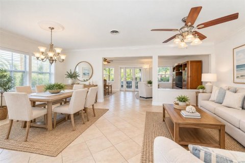 House in Saint Pete Beach, Florida 3 bedrooms, 150.32 sq.m. № 2391716 - photo 7