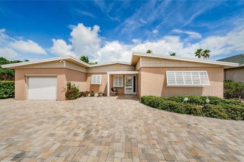 House in Saint Pete Beach, Florida 3 bedrooms, 150.32 sq.m. № 2391716 - photo 24