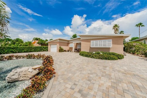 House in Saint Pete Beach, Florida 3 bedrooms, 150.32 sq.m. № 2391716 - photo 3