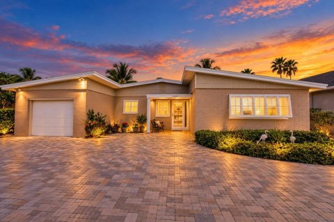House in Saint Pete Beach, Florida 3 bedrooms, 150.32 sq.m. № 2391716