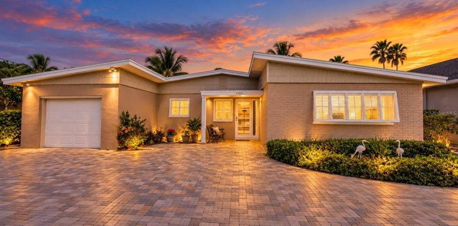 House in Saint Pete Beach, Florida 3 bedrooms, 150.32 sq.m. № 2391716