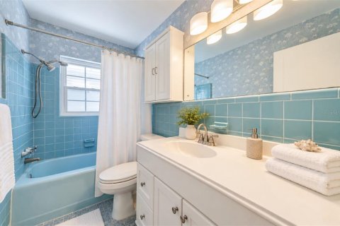 House in Saint Pete Beach, Florida 3 bedrooms, 150.32 sq.m. № 2391716 - photo 17