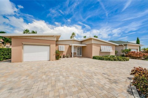 House in Saint Pete Beach, Florida 3 bedrooms, 150.32 sq.m. № 2391716 - photo 2