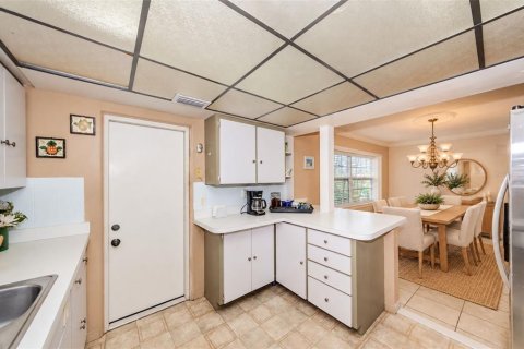 House in Saint Pete Beach, Florida 3 bedrooms, 150.32 sq.m. № 2391716 - photo 12