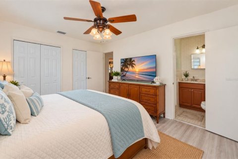 House in Saint Pete Beach, Florida 3 bedrooms, 150.32 sq.m. № 2391716 - photo 23