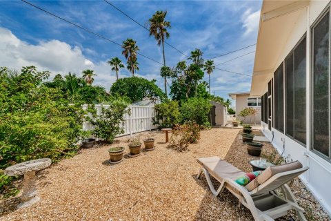 House in Saint Pete Beach, Florida 3 bedrooms, 150.32 sq.m. № 2391716 - photo 25