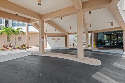 Copropriété à vendre à Pembroke Pines, Floride: 2 chambres, 91.04 m2 № 2089263 - photo 2
