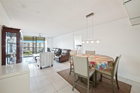 Copropriété à vendre à Pembroke Pines, Floride: 2 chambres, 91.04 m2 № 2089263 - photo 18
