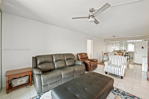 Copropriété à vendre à Pembroke Pines, Floride: 2 chambres, 91.04 m2 № 2089263 - photo 22