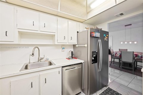Copropriété à vendre à Pembroke Pines, Floride: 2 chambres, 91.04 m2 № 2089263 - photo 7