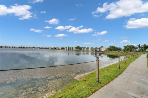 Condo in Oakland Park, Florida, 2 bedrooms  № 1182714 - photo 1