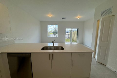 Купить таунхаус в Хомстед, Флорида 3 спальни, 129.41м2, № 2378428 - фото 2