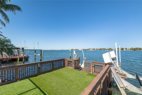 Villa ou maison à louer à Miami Beach, Floride: 4 chambres, 365.48 m2 № 1995548 - photo 2