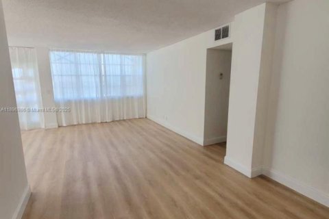 Снять в аренду кондоминиум в Норт-Майами-Бич, Флорида 2 спальни, 103.31м2, № 1948708 - фото 2