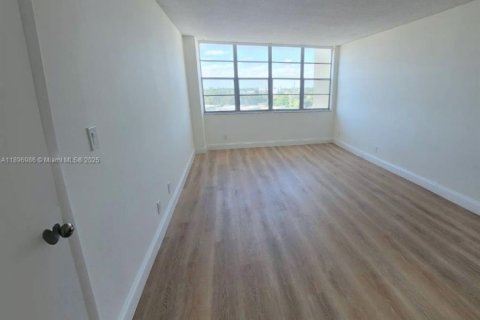 Снять в аренду кондоминиум в Норт-Майами-Бич, Флорида 2 спальни, 103.31м2, № 1948708 - фото 10