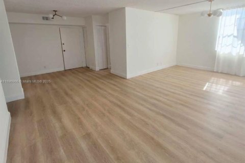 Снять в аренду кондоминиум в Норт-Майами-Бич, Флорида 2 спальни, 103.31м2, № 1948708 - фото 3