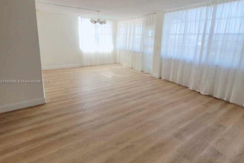 Снять в аренду кондоминиум в Норт-Майами-Бич, Флорида 2 спальни, 103.31м2, № 1948708 - фото 1