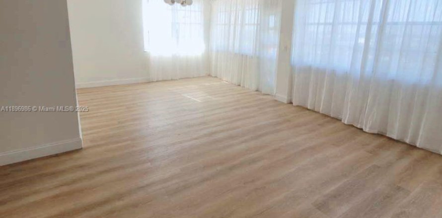 Кондоминиум с 2 спальнями в Норт-Майами-Бич, Флорида № 1948708