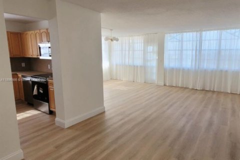 Снять в аренду кондоминиум в Норт-Майами-Бич, Флорида 2 спальни, 103.31м2, № 1948708 - фото 4