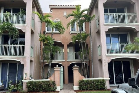 Снять в аренду кондоминиум в Дорал, Флорида 3 спальни, 118.08м2, № 1987996 - фото 1