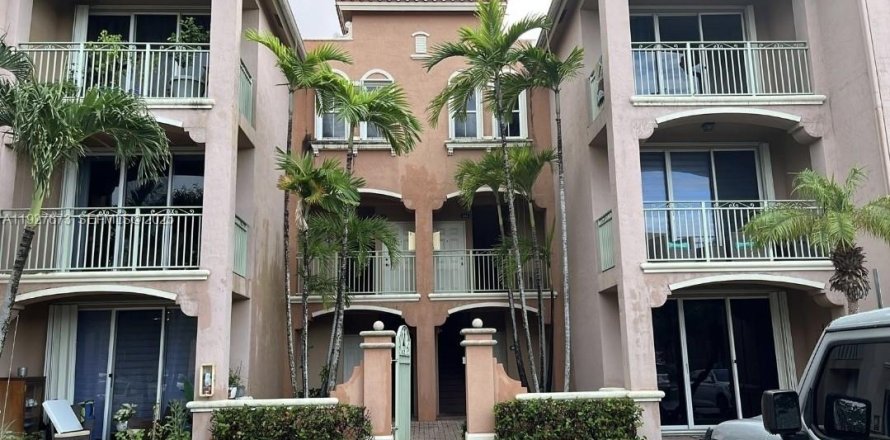 Кондоминиум с 3 спальнями в Дорал, Флорида № 1987996