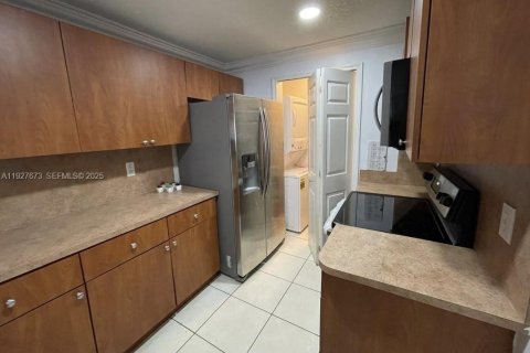 Снять в аренду кондоминиум в Дорал, Флорида 3 спальни, 118.08м2, № 1987996 - фото 3